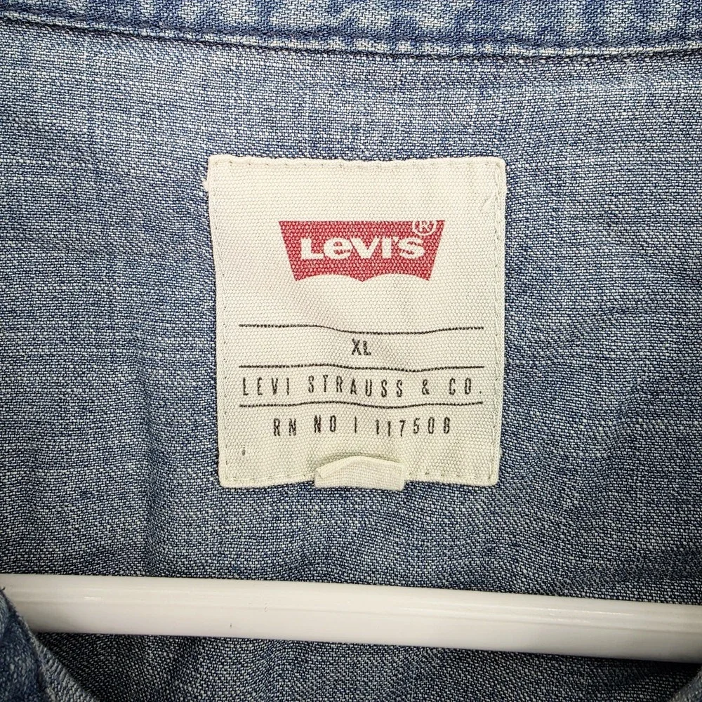 Levi's Denim Chambray Men's XL Western‎ Pearl Snap Shirt Faded Distressed L/S